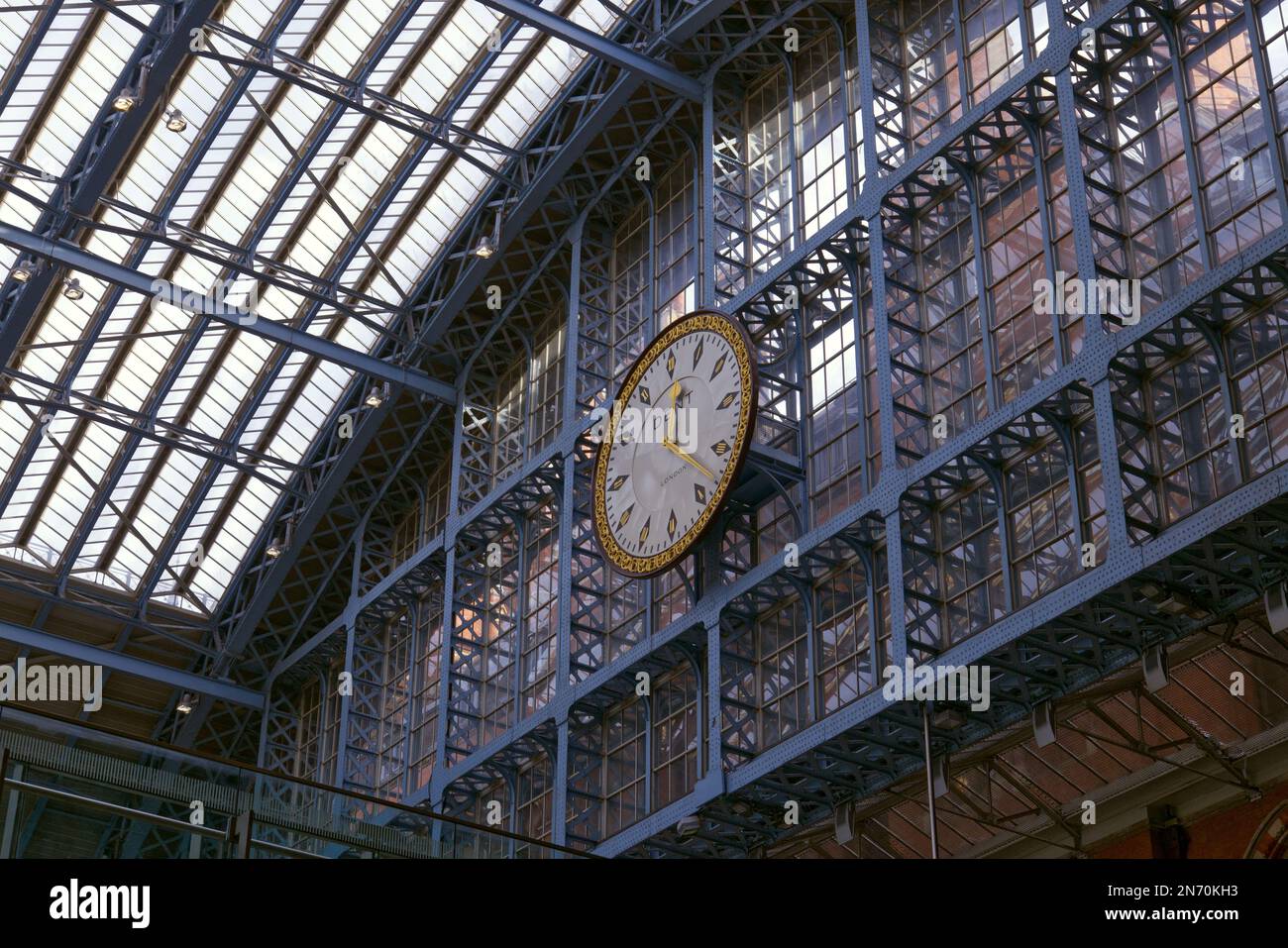 St Pancras International Railway Station, Londra, Inghilterra, Regno Unito - Orologio con tetto e piattaforma in vetro e ferro Foto Stock