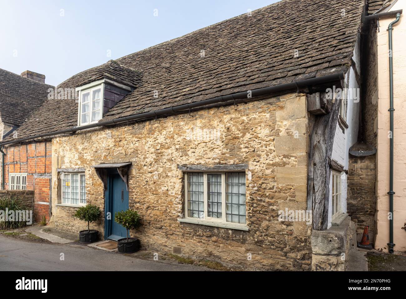 Grazioso vecchio cottage tradizionale in pietra nel villaggio inglese di Lacock, Wiltshire, Inghilterra, Regno Unito Foto Stock