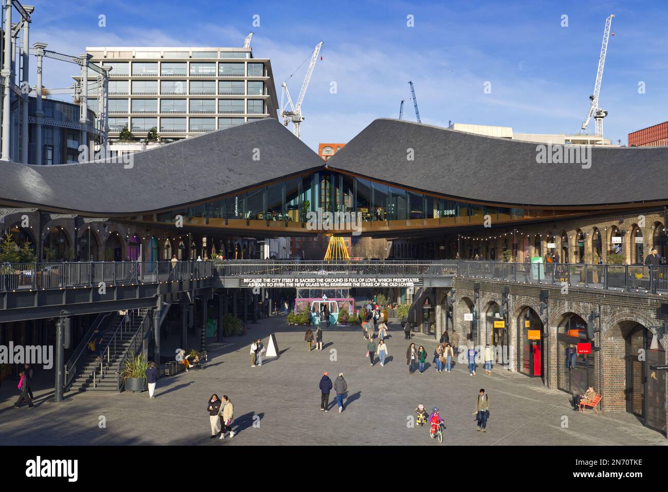 La gente che fa shopping presso lo spazio dei negozi e dei ristoranti di Coal Drops Yard, King's Cross, Londra, Inghilterra, Regno Unito Foto Stock