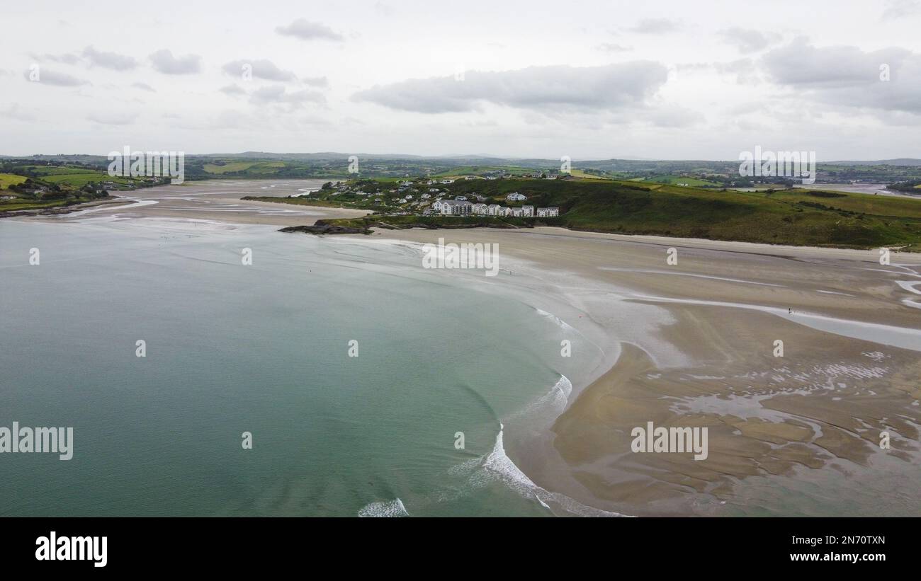 Inchydoney Beach nel sud dell'Irlanda in una nuvolosa giornata estiva, vista dall'alto. Paesaggio sul mare. La famosa spiaggia di sabbia irlandese. La costa dell'Atlan Foto Stock