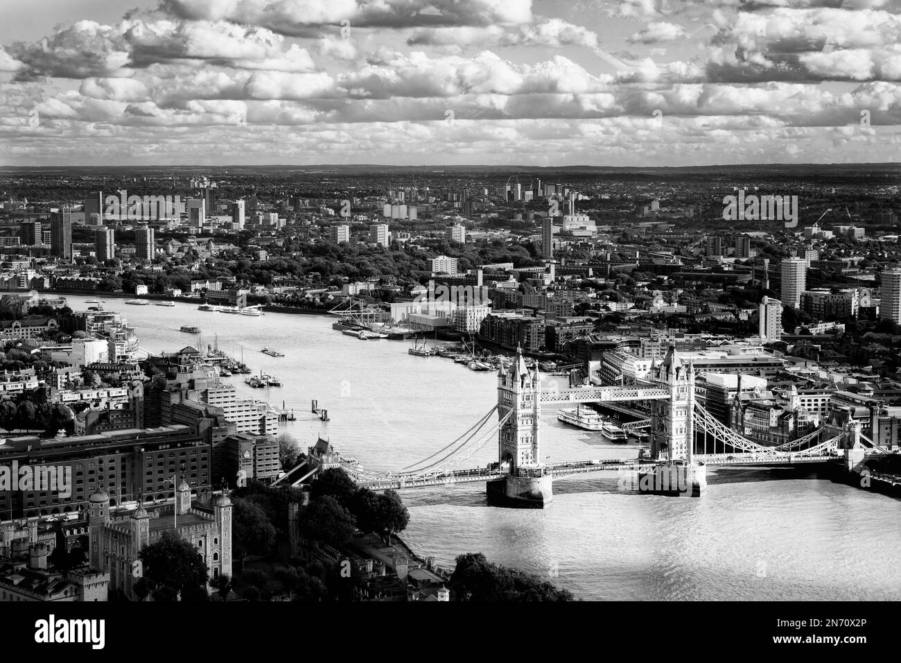 Una foto in scala di grigi dello skyline di Londra in una giornata nuvolosa Foto Stock