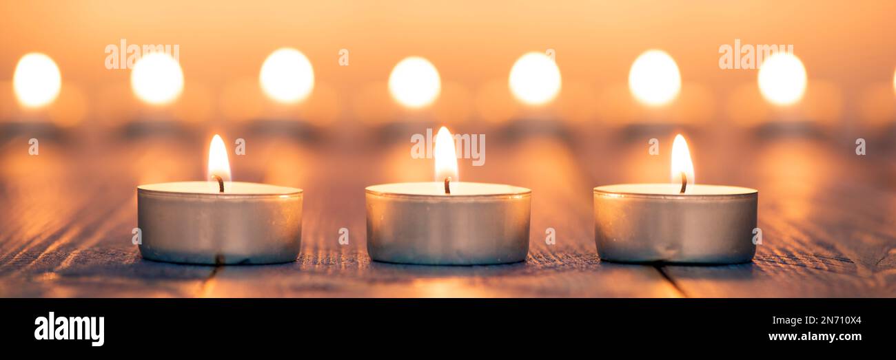 Giardino zen giapponese con tre candele Foto Stock
