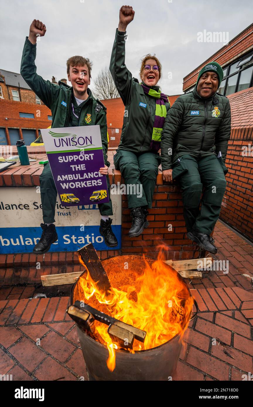 Londra, Regno Unito. 10th Feb, 2023. Grazie agli automobilisti di passaggio che onora le loro corna a sostegno - Una linea picket di Unison Ambulance Crew fuori dalla stazione London Ambulance di Camden. Fa parte dello sciopero organizzato dall'UNISON sulla retribuzione di fronte al costo della vita the4. Credit: Guy Bell/Alamy Live News Foto Stock