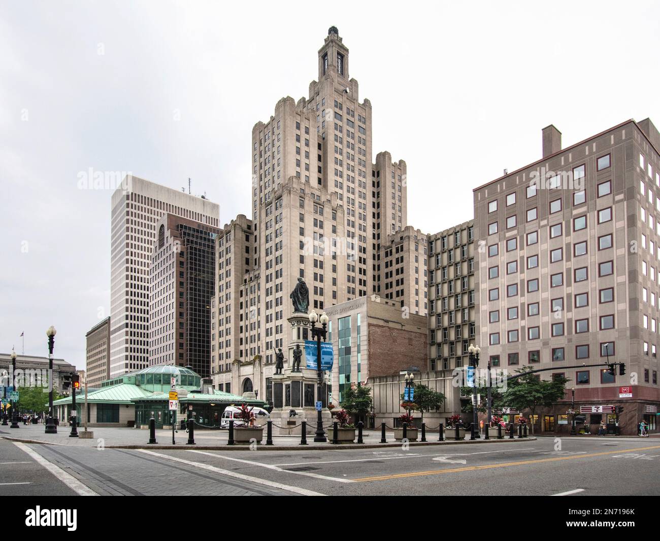 Provvidenza. Kennedy Plaza, ex Exchange Place, è la piazza centrale nel centro di Providence, la capitale dello stato americano di Rhode Island. A dominare la piazza si trova l'Industrial National Bank Building, un grattacielo al centro della piazza Foto Stock