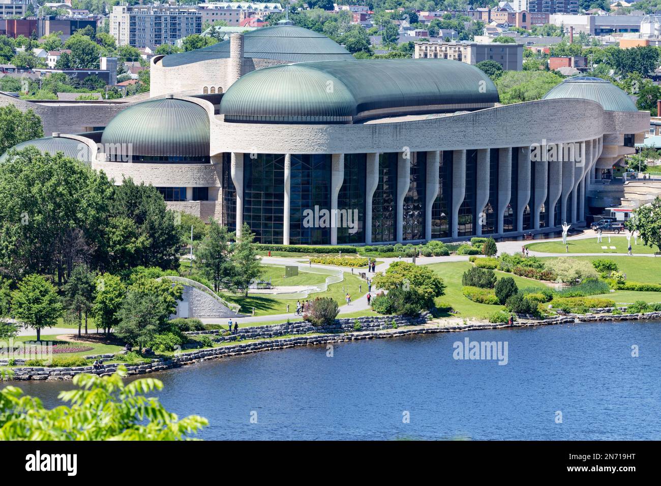 Parte del Museo di Storia Canadese di Gatineau, Quebec, dall'altra parte del fiume Ottawa rispetto agli edifici del Parlamento. Foto Stock