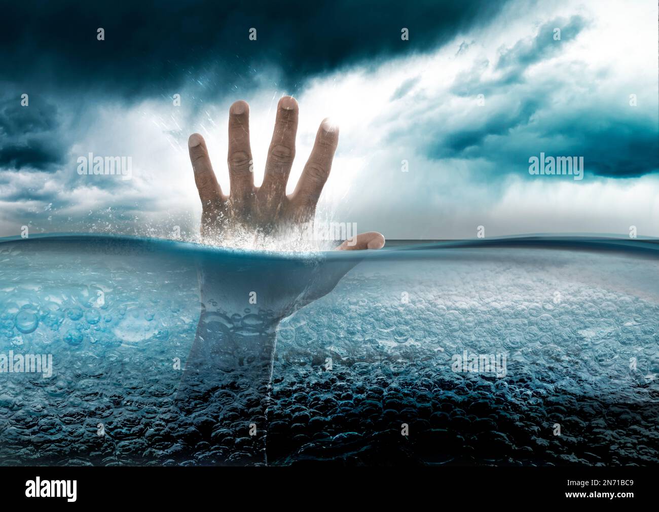 La mano umana si stacca dall'acqua Foto Stock