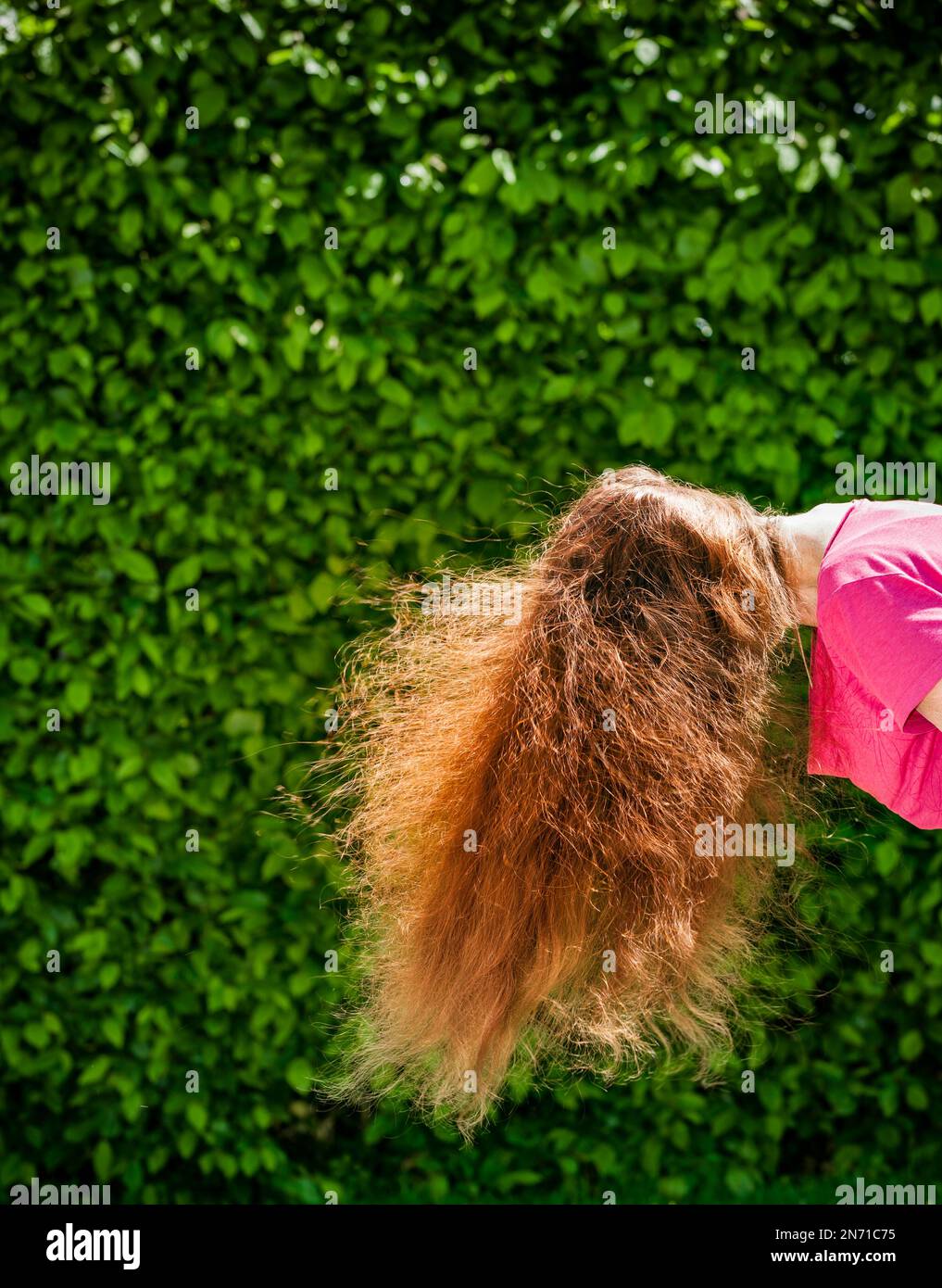 Donna con lunghi capelli rossi, vento nei capelli Foto Stock