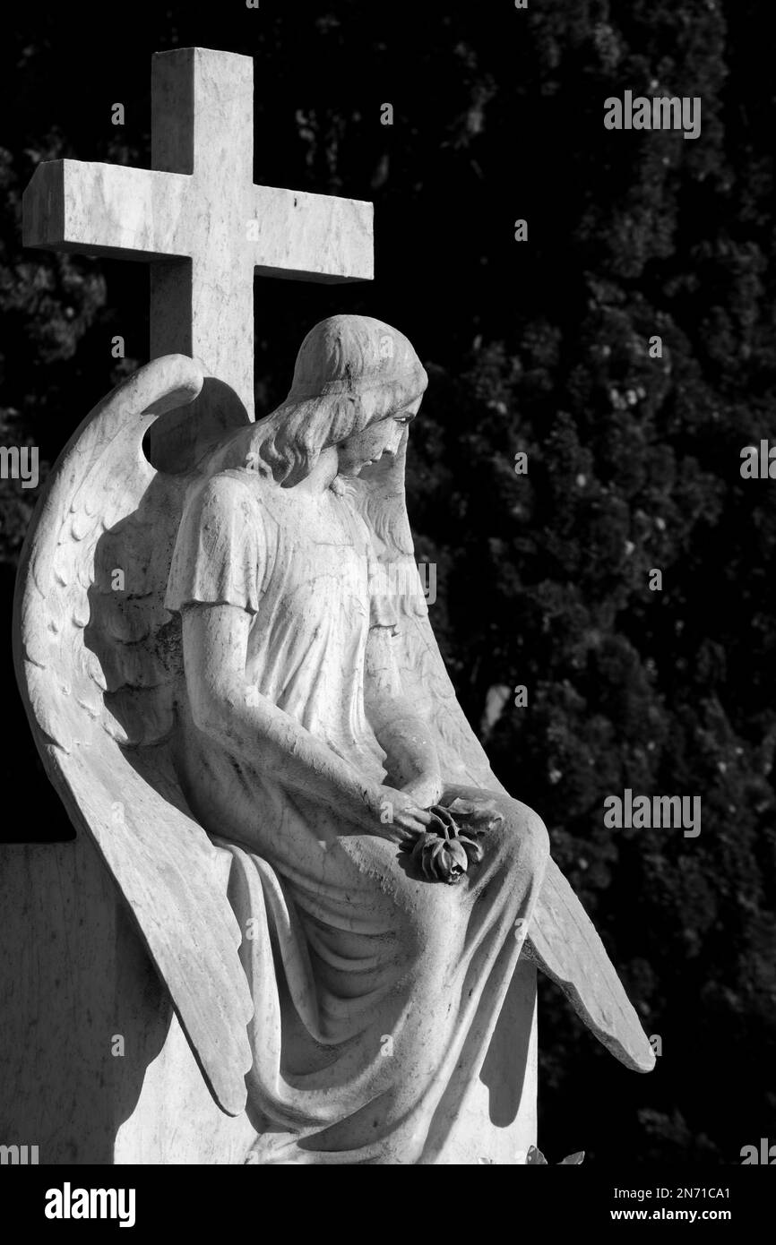 Scultura nel cimitero modernista di Montjuic a Barcellona Spagna Foto Stock