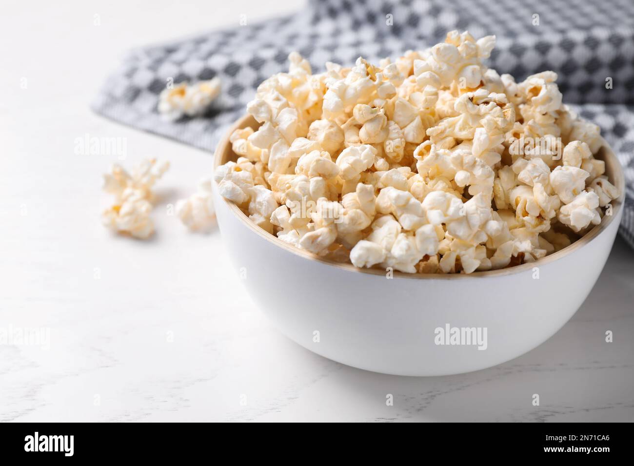 Ciotola di delizioso popcorn su un tavolo leggero Foto Stock