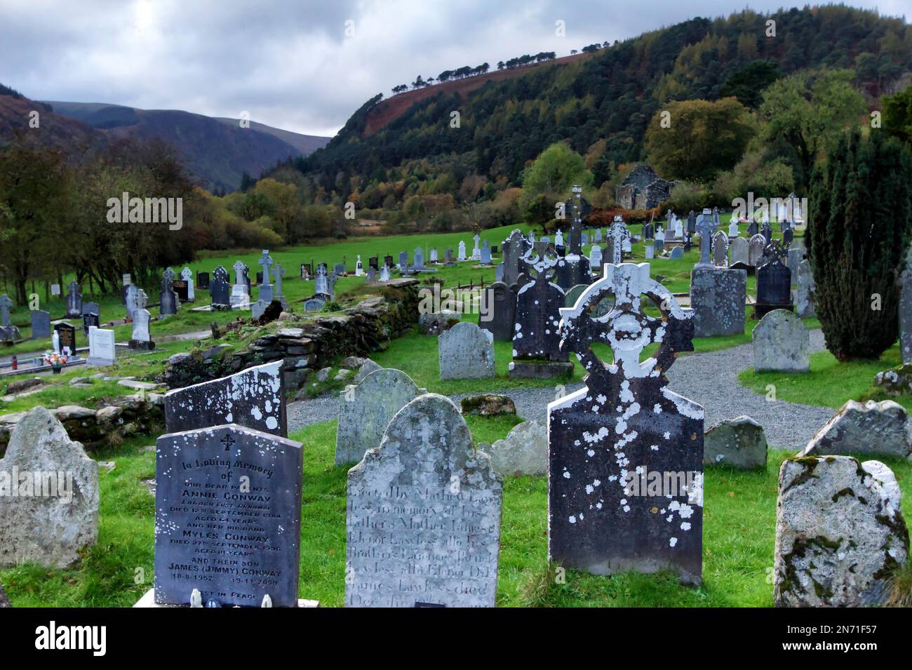 Croce in pietra medievale del monastero di Glendalough nelle montagne di Wicklow in Irlanda Foto Stock