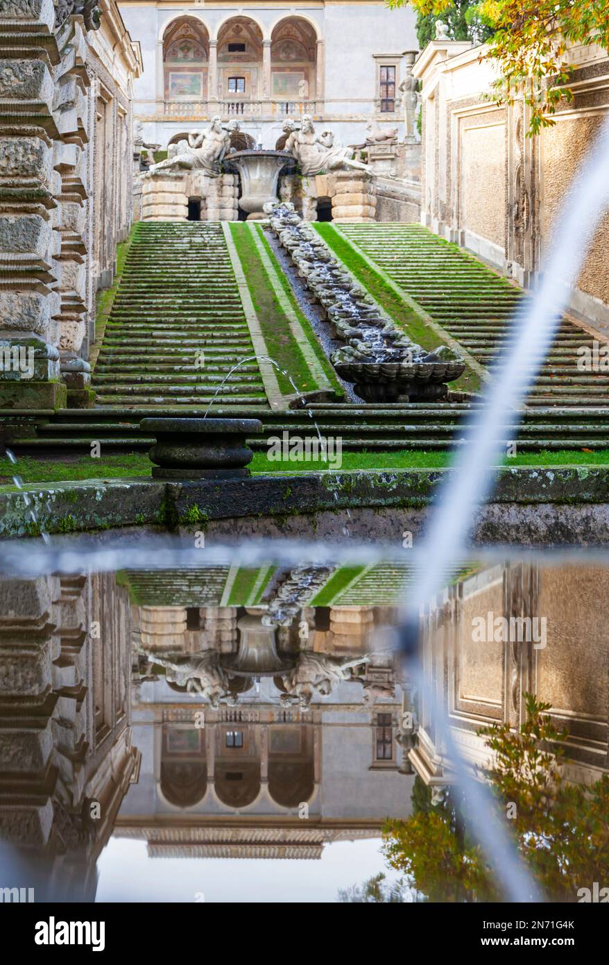 Riflessione nell'acqua di una fontana nel giardino di Villa Farnese a Caprarola, Lazio, Italia Foto Stock