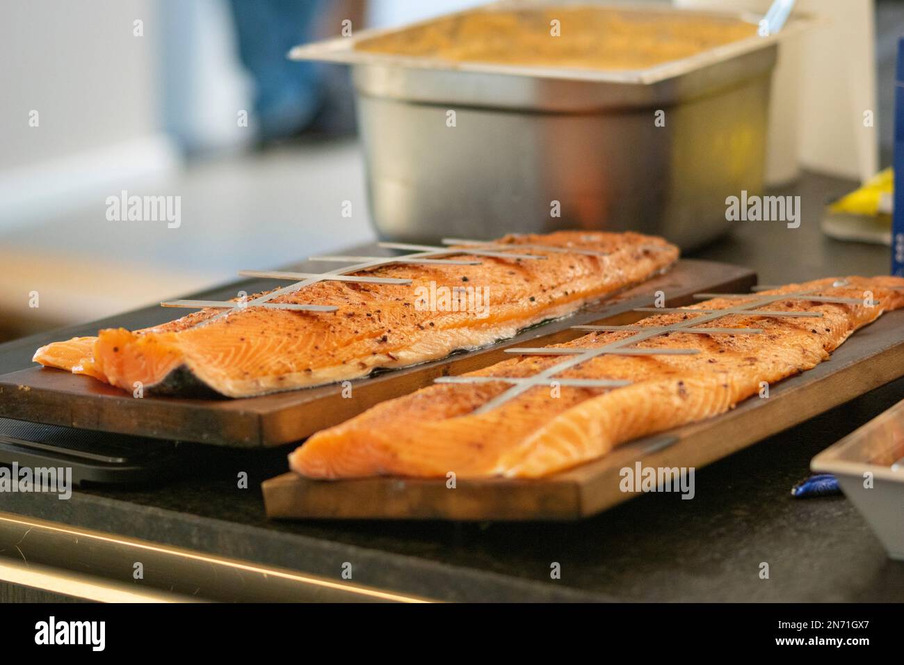 Salmone alla fiamma, cibo, grill, cucina, salmone Foto Stock