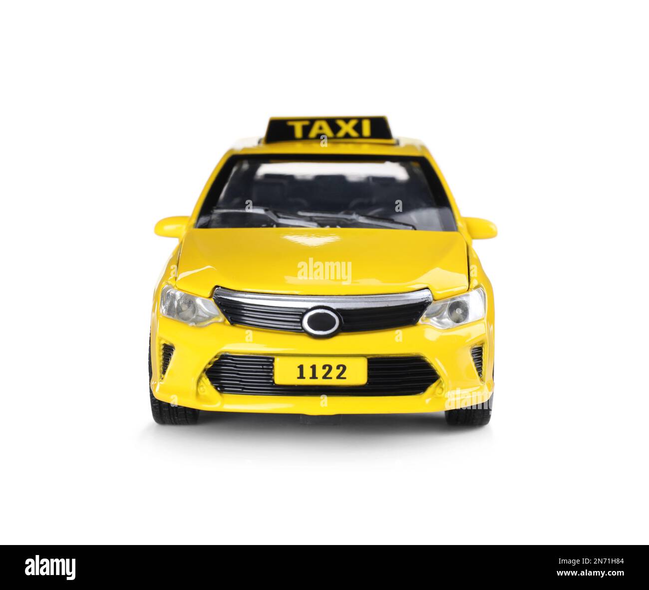 Taxi auto giallo con cartello sul tetto su sfondo bianco Foto Stock