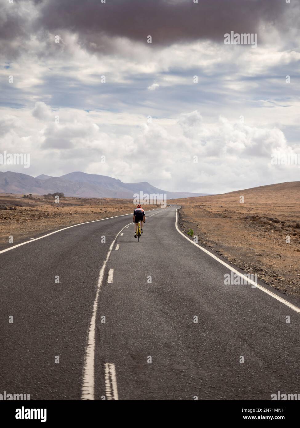 Ciclista stradale sulla strada tra Los Molinos e Puertito de los Molinos, Isole Canarie, Spagna Foto Stock