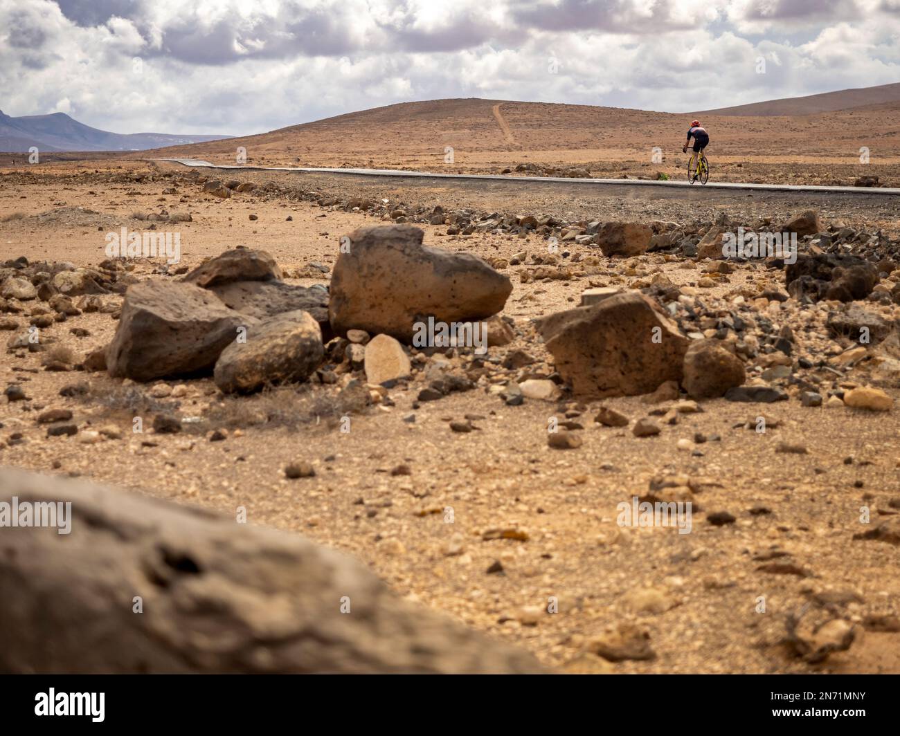 Ciclista stradale sulla strada tra Los Molinos e Puertito de los Molinos, Isole Canarie, Spagna Foto Stock
