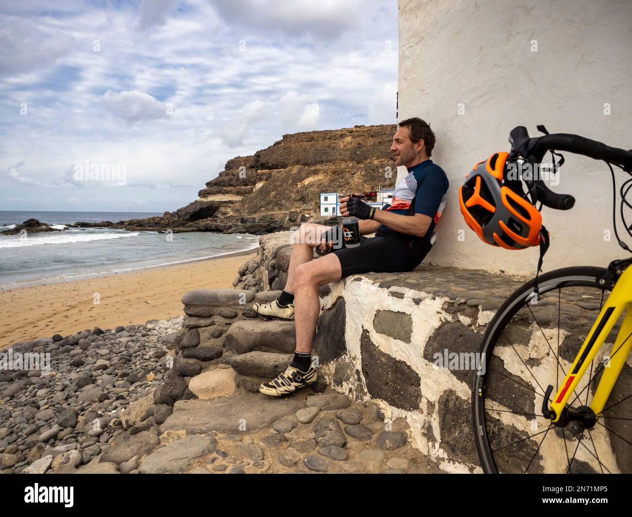 Ciclista stradale sulla spiaggia di Los Molinos, Puertito de los Molinos, Isole Canarie, Spagna Foto Stock