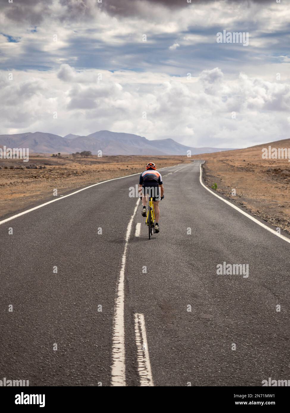 Ciclista stradale sulla strada tra Los Molinos e Puertito de los Molinos, Isole Canarie, Spagna Foto Stock