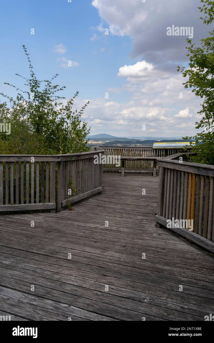 Piattaforma di osservazione Grabfeldblick al Sambachssteige vicino ad Althausen, Parco Naturale Haßberge, Contea di Rhön-Grabfeld, bassa Franconia, Franconia, Baviera, Germania Foto Stock