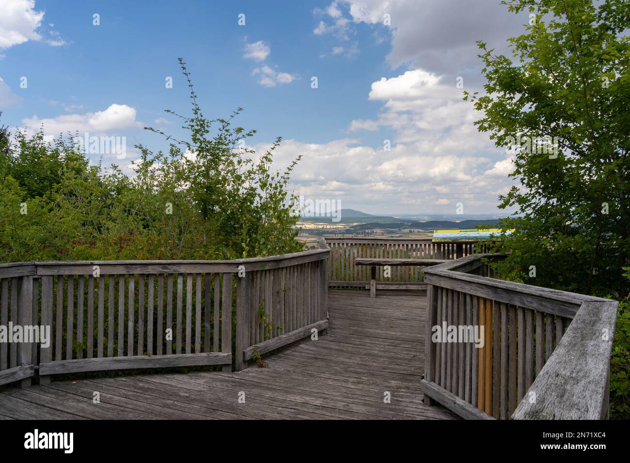 Piattaforma di osservazione Grabfeldblick al Sambachssteige vicino ad Althausen, Parco Naturale Haßberge, Contea di Rhön-Grabfeld, bassa Franconia, Franconia, Baviera, Germania Foto Stock