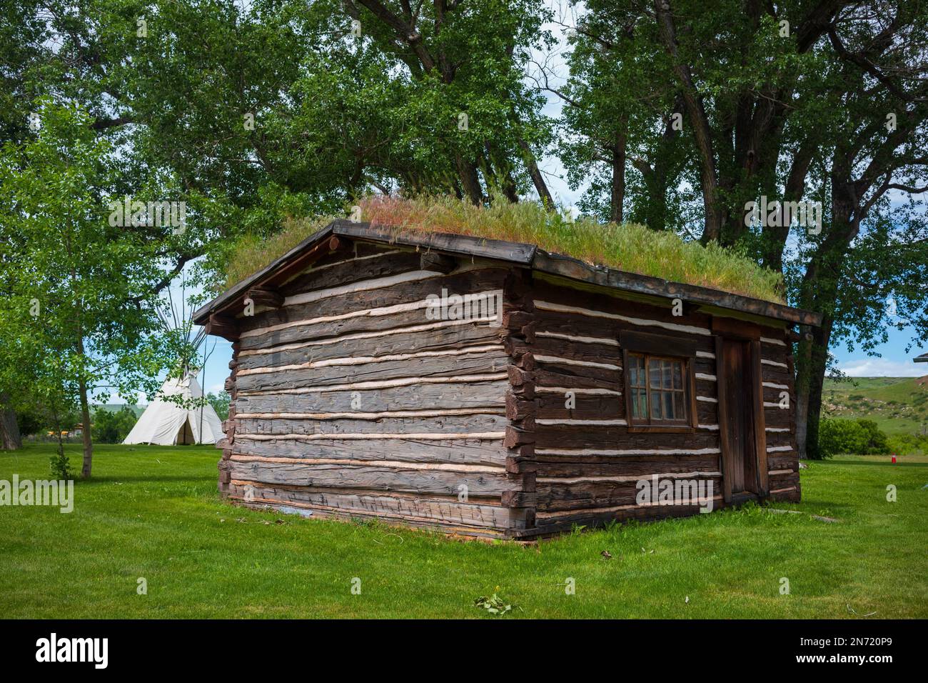 Pryor, MT, USA, 24 giugno 2022: Il Chief Plenty Cups state Park, ex sede dell'ultimo Crow Chief, è una desinazione di viaggio vicino a Billings. Una cabina di tronchi con Foto Stock