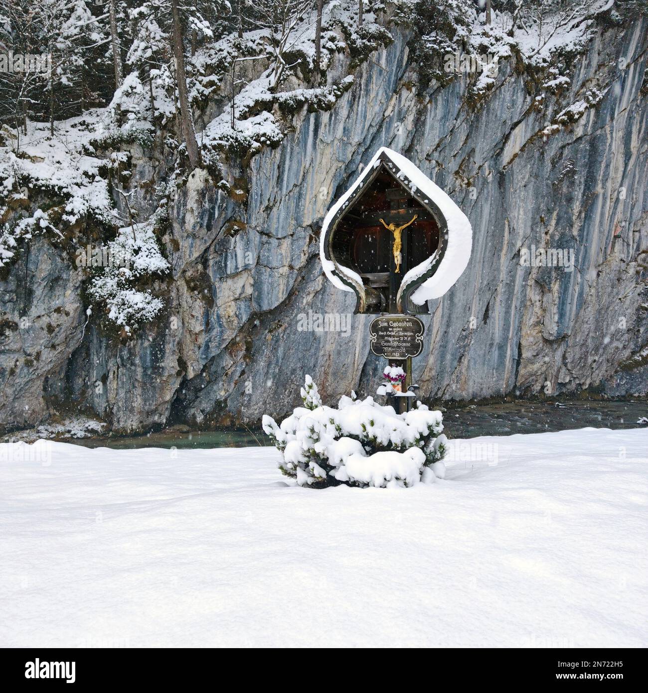 Marterl per gli ex membri della colonna medica Mittenwald all'uscita del Leutascher-Geisterklamm Foto Stock