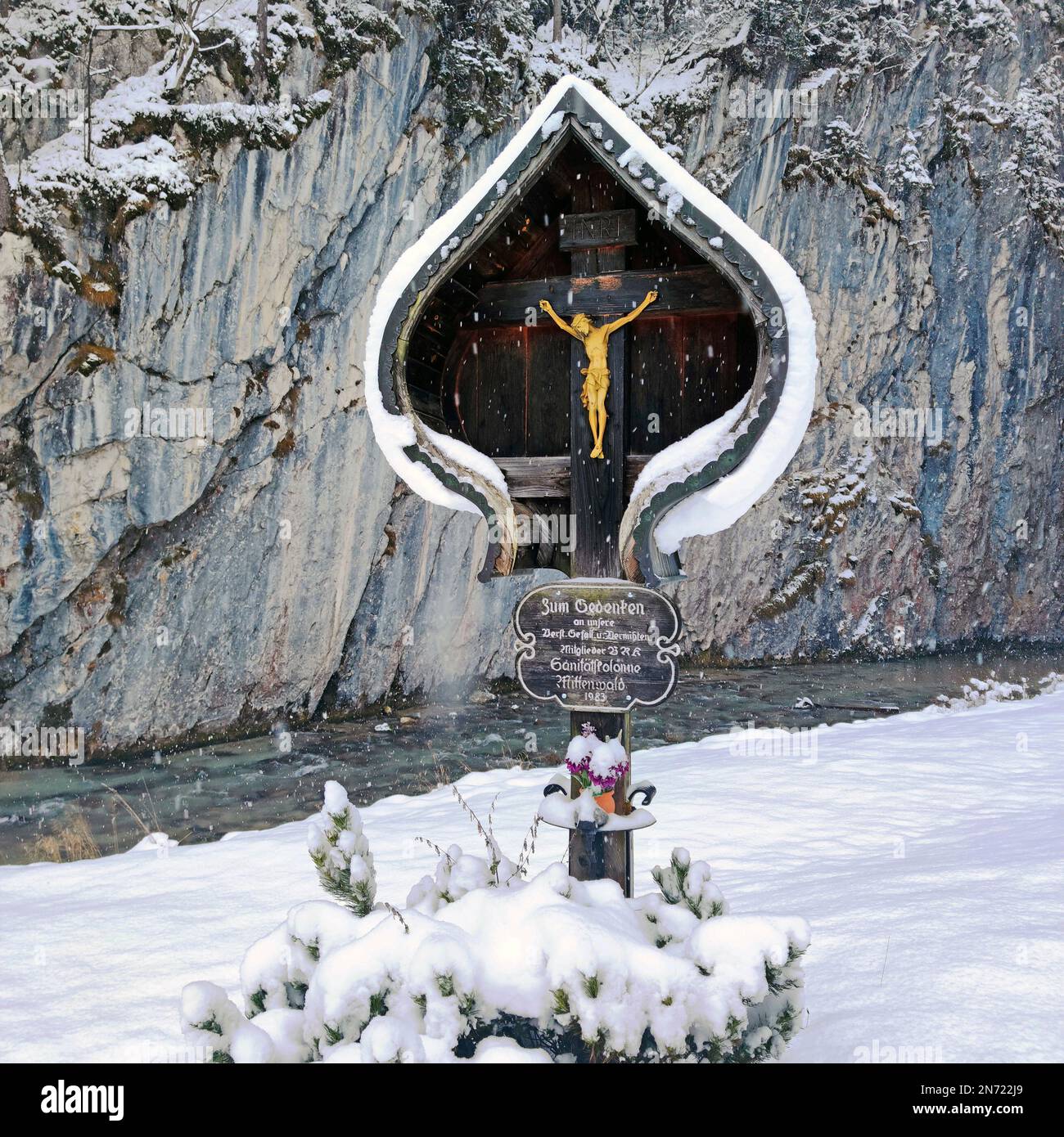 Marterl per gli ex membri della colonna medica Mittenwald all'uscita del Leutascher-Geisterklamm Foto Stock