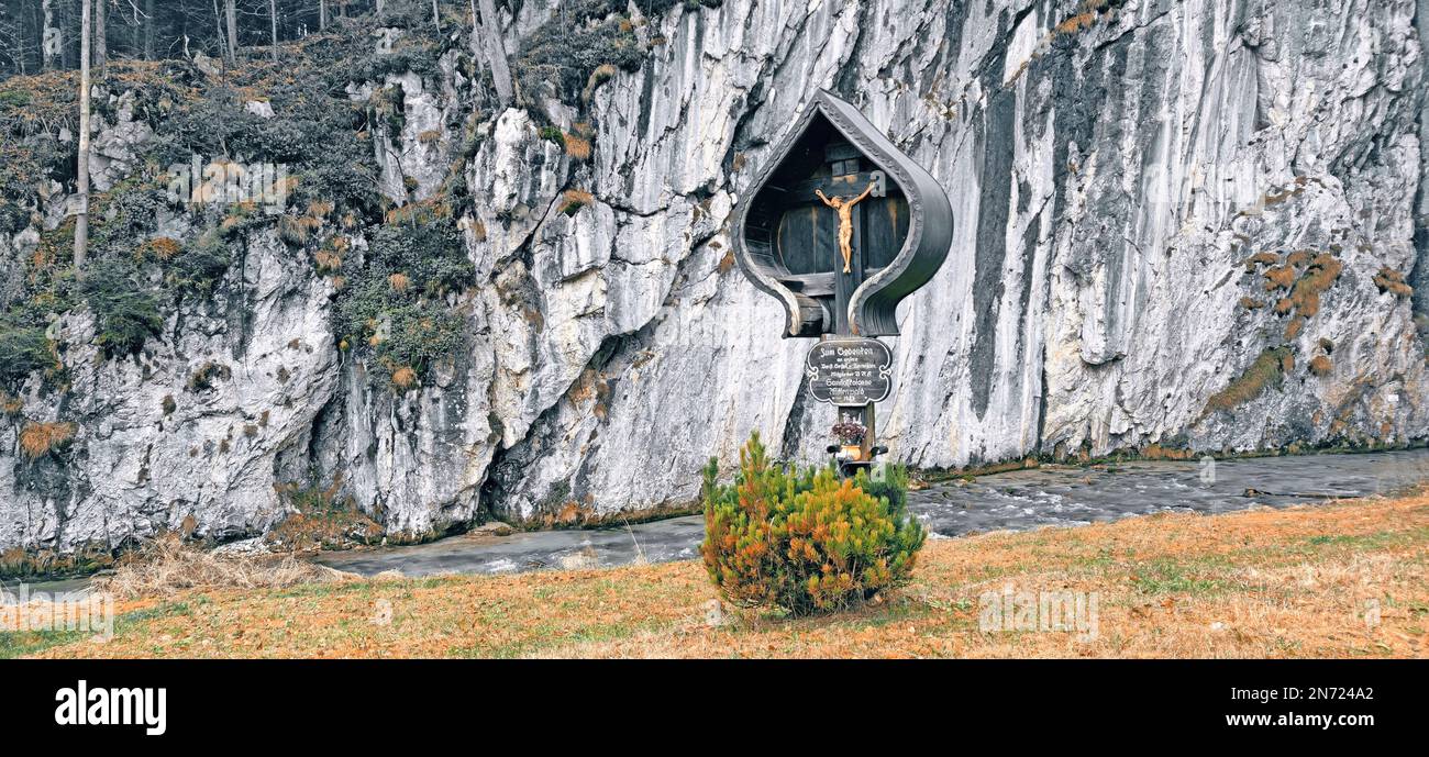 Marterl all'uscita del Geisterklamm vicino a Mittenwald Foto Stock