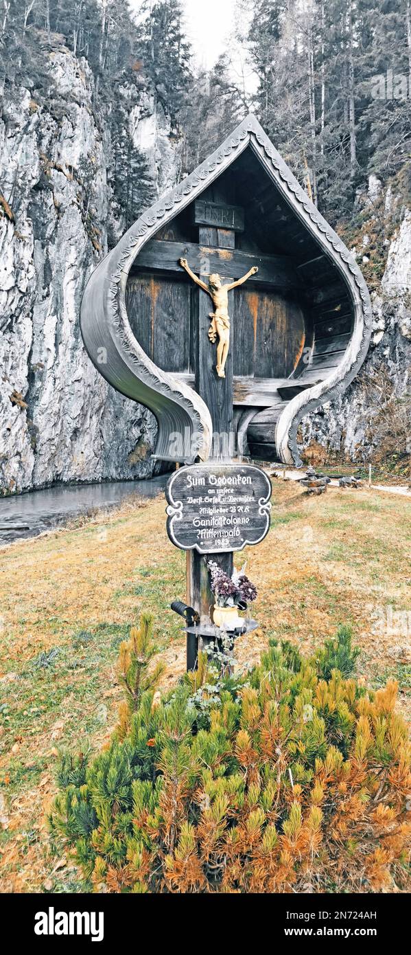 Marterl all'uscita del Geisterklamm vicino a Mittenwald Foto Stock