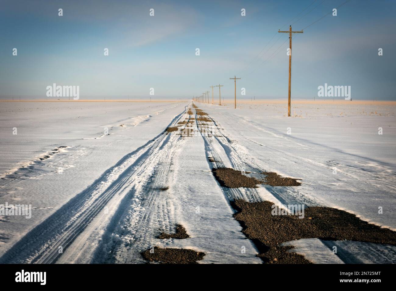 Guardando verso l'orizzonte sulla County Road 22 vicino a Woodrow, Colorado. Foto Stock
