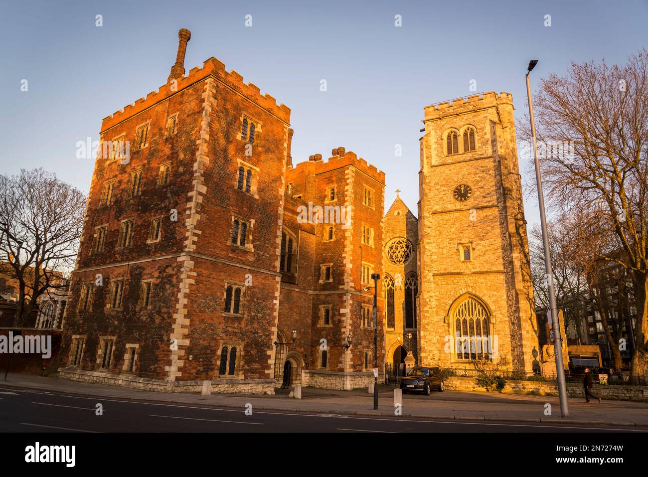 Lambeth Palace, la residenza ufficiale londinese dell'arcivescovo di Canterbury e St Mary alla chiesa di Lambeth, Londra, Inghilterra, Regno Unito Foto Stock