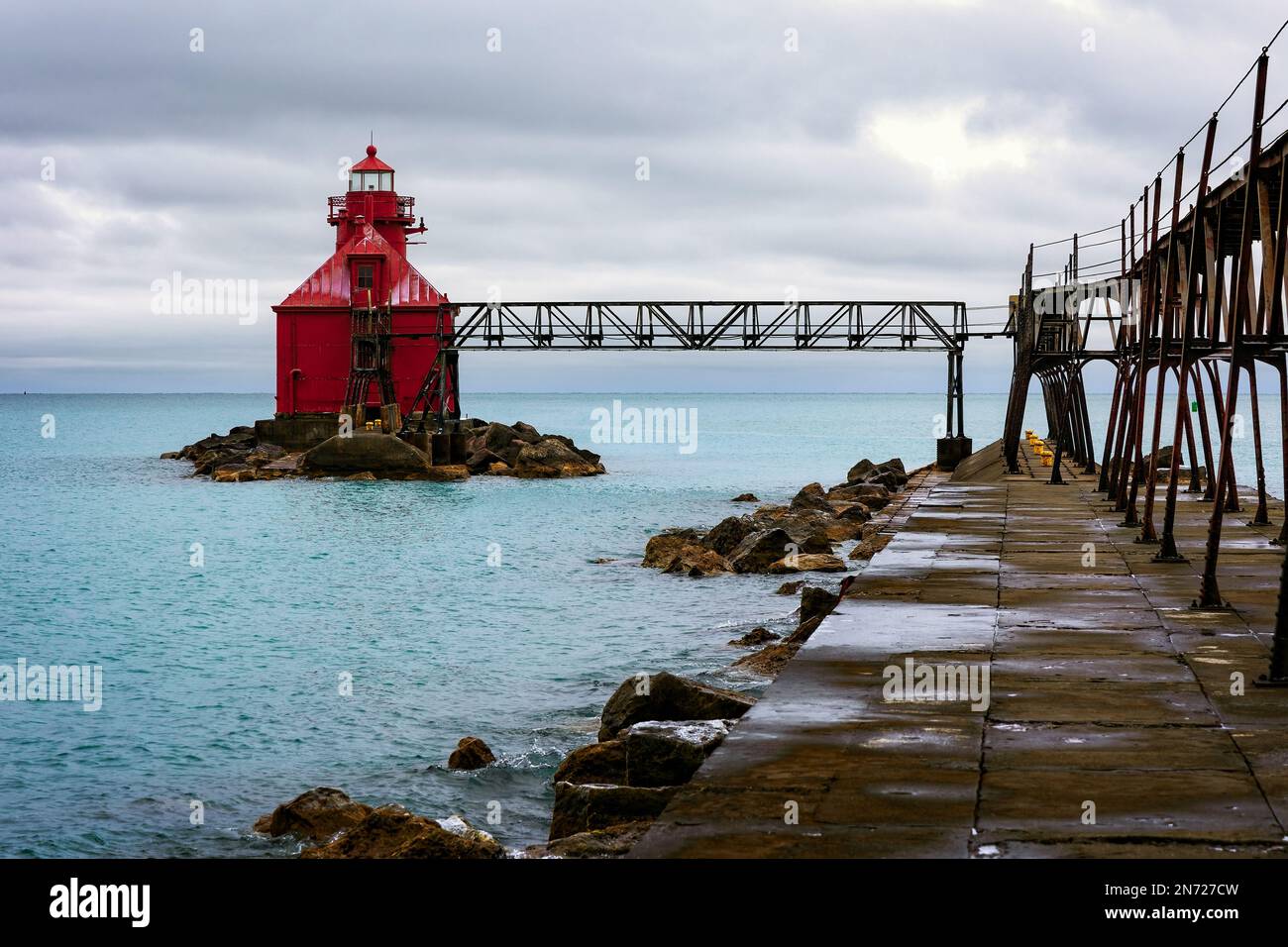 La Sturgeon Bay Ship Canal North Pierhead Light è stata costruita nel 1881 ed è collegata da un passaggio in acciaio. È uno dei più rappresentativi del lago Michigan li Foto Stock