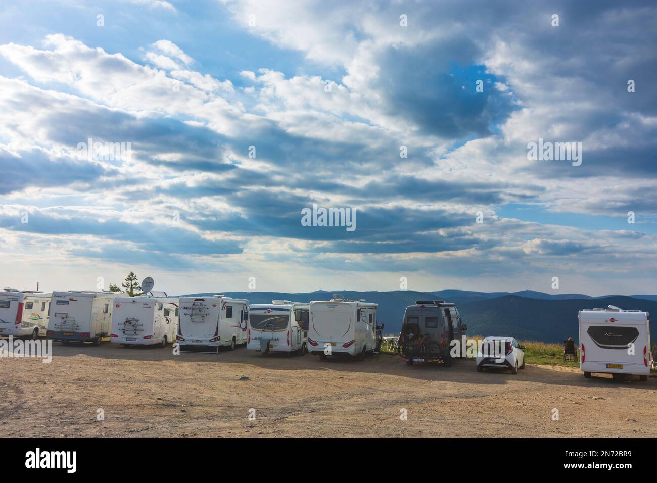 Vosges (Vogesen) Montagne, camping furgoni in attesa del Women Tour de France su strada Route des Crêtes (percorso delle creste) in Alsazia (Elsass), Alto Reno (Oberelsass), Francia Foto Stock