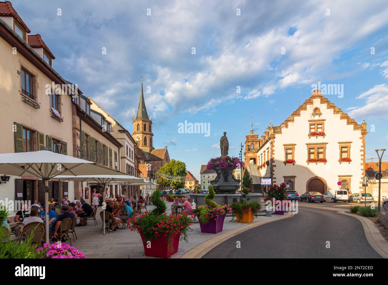 Soultz-Haut-Rhin (Sulz), Place de la Republique, chiesa Saint-Maurice in Alsazia (Elsass), Alto Reno (Oberelsass), Francia Foto Stock