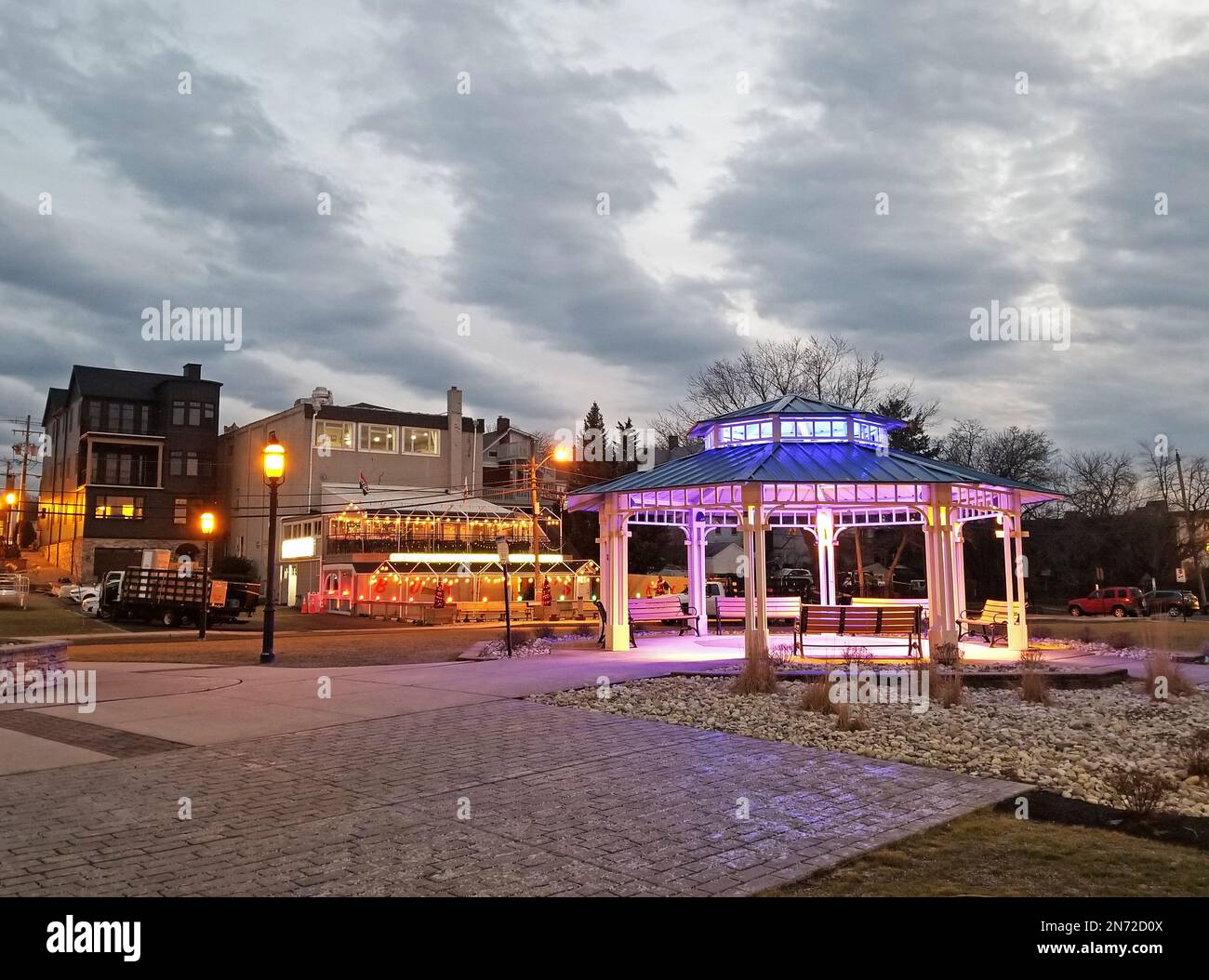 Gazebo illuminato al Keyport Waterfront Park, New Jersey, in una nuvolosa serata invernale -02 Foto Stock