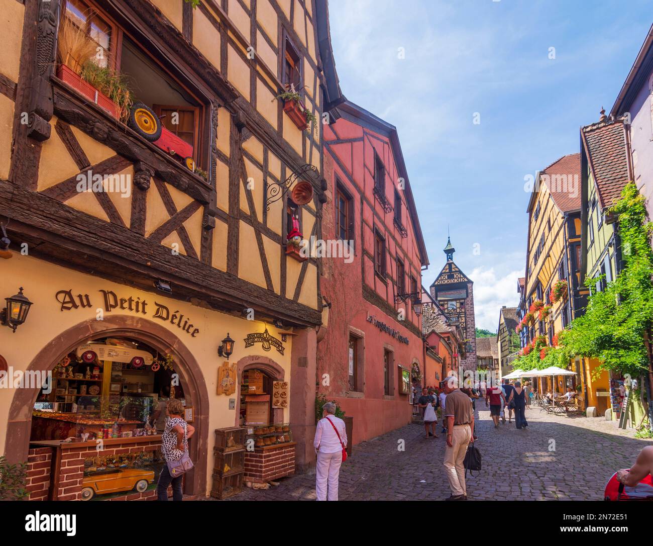 Riquewihr (Reichenweier, Richewihr), Città Vecchia, case a graticcio, torre Dolder in Alsazia (Elsass), Alto Reno (Oberelsass), Francia Foto Stock