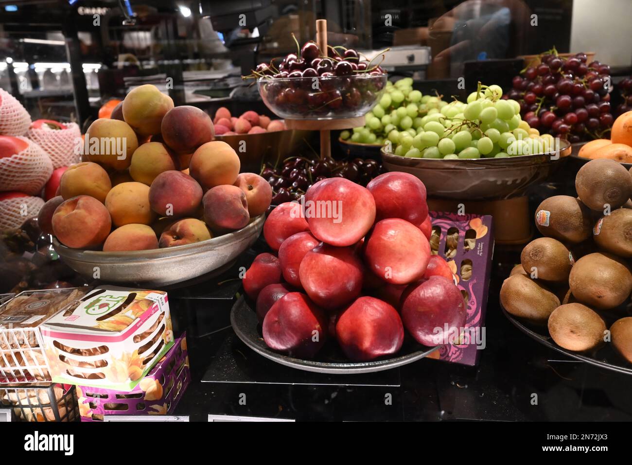 Le sale da pranzo Harrods servono delizie culinarie da tutto il mondo preparate ogni giorno al momento. I piatti che vedete nel fresco mercato Hall sono tutti realizzati in-house dal team di 150 chef. Sotto la guida del capo chef esecutivo Andy Cook e del capo chef senior Andy Ward (le cui carriere hanno incluso stints con Gordon Ramsey e Marcus Waering, rispettivamente), le cucine in loco offrono tutto, dai migliori panini con salsiccia al manzo Wellington, il tutto realizzato con ingredienti delle sale da cucina. Foto Stock