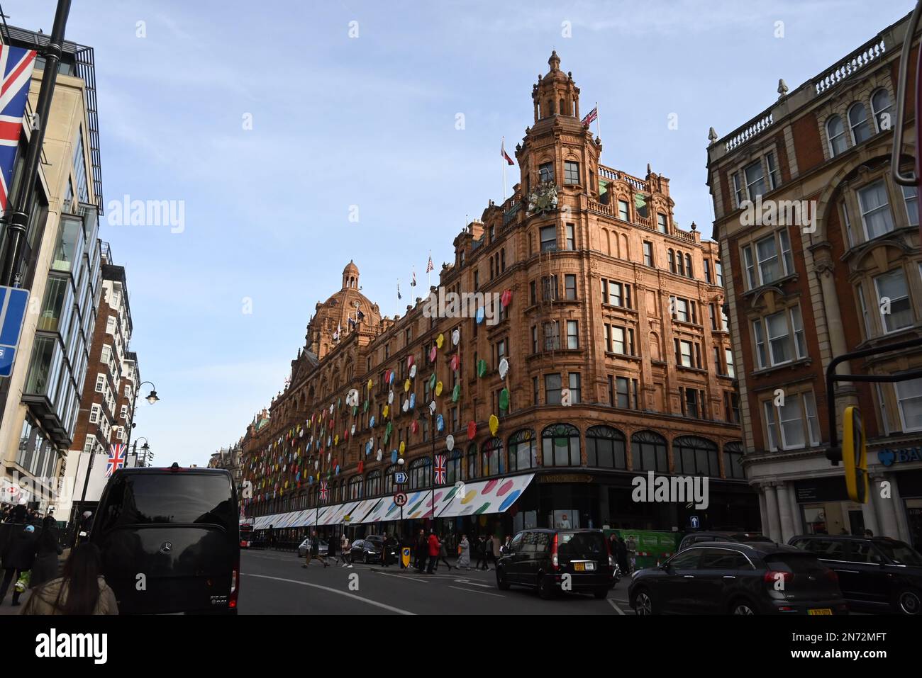 Le sale da pranzo Harrods servono delizie culinarie da tutto il mondo preparate ogni giorno al momento. I piatti che vedete nel fresco mercato Hall sono tutti realizzati in-house dal team di 150 chef. Sotto la guida del capo chef esecutivo Andy Cook e del capo chef senior Andy Ward (le cui carriere hanno incluso stints con Gordon Ramsey e Marcus Waering, rispettivamente), le cucine in loco offrono tutto, dai migliori panini con salsiccia al manzo Wellington, il tutto realizzato con ingredienti delle sale da cucina. Foto Stock