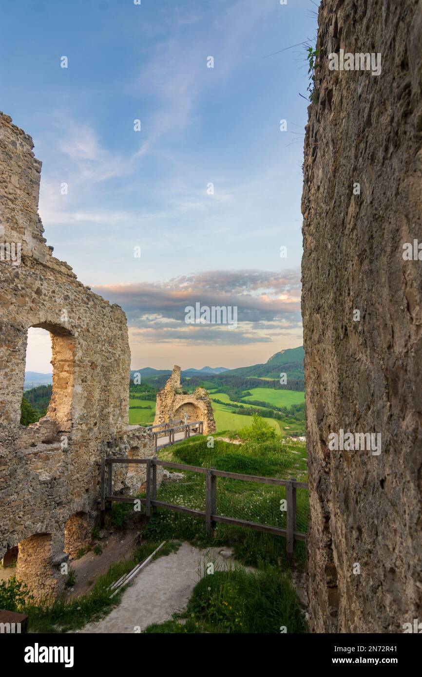 Povazska Bystrica (Waagbistritz), Povazsky hrad (Waagburg) castello, fiume Vah (Waag) in Slovacchia Foto Stock