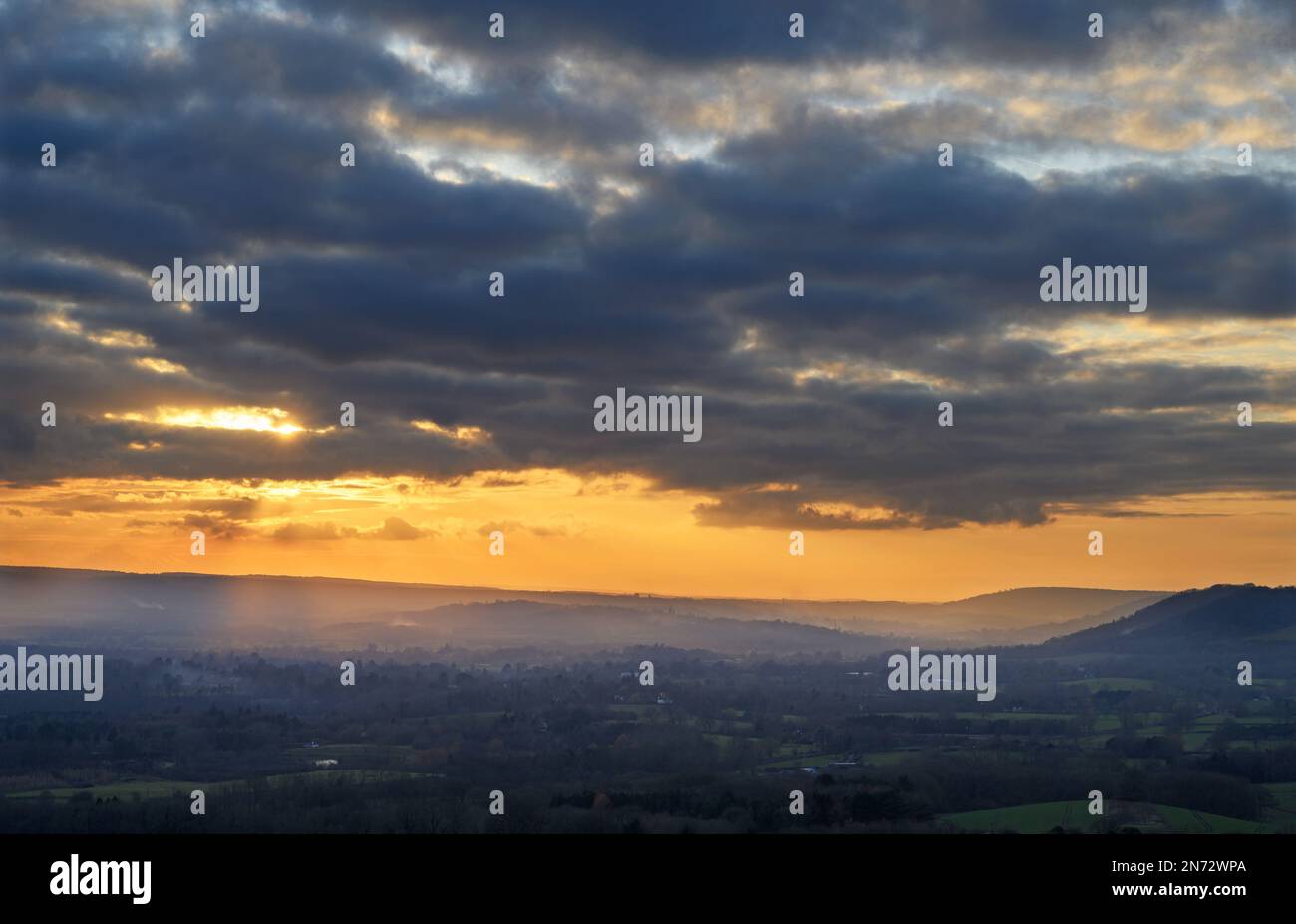 Vista stratificata del tramonto da Colley Hill tra Reigate e Dorking a Surrey, Regno Unito. Surrey Hills zona di straordinaria bellezza naturale. Foto Stock