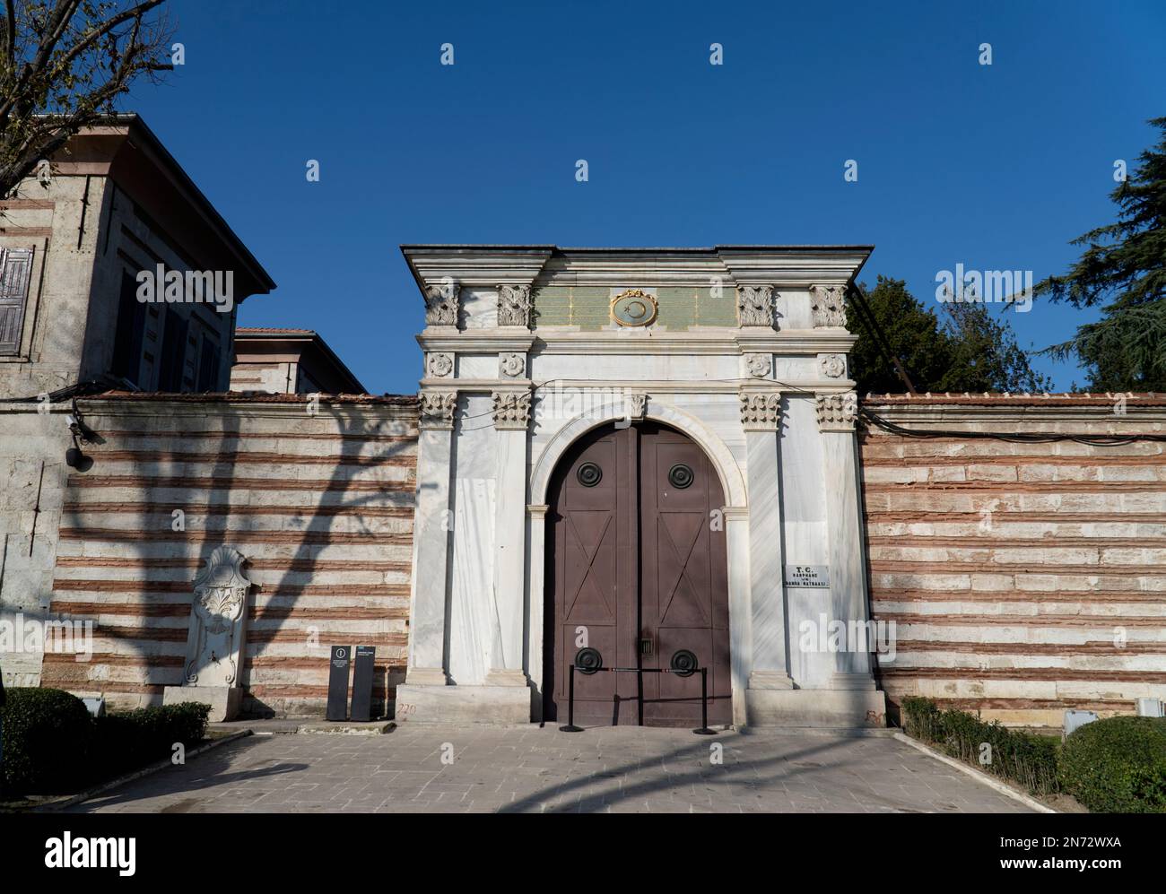 Darphane ottomano o Mint. La storica porta della zecca costruita nel periodo ottomano nel giardino del Palazzo Topkapi. Foto Stock