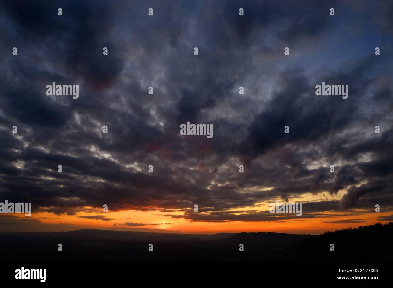 Spettacolare vista del tramonto da Colley Hill tra Reigate e Dorking a Surrey, Regno Unito. Surrey Hills zona di straordinaria bellezza naturale sulle North Downs. Foto Stock