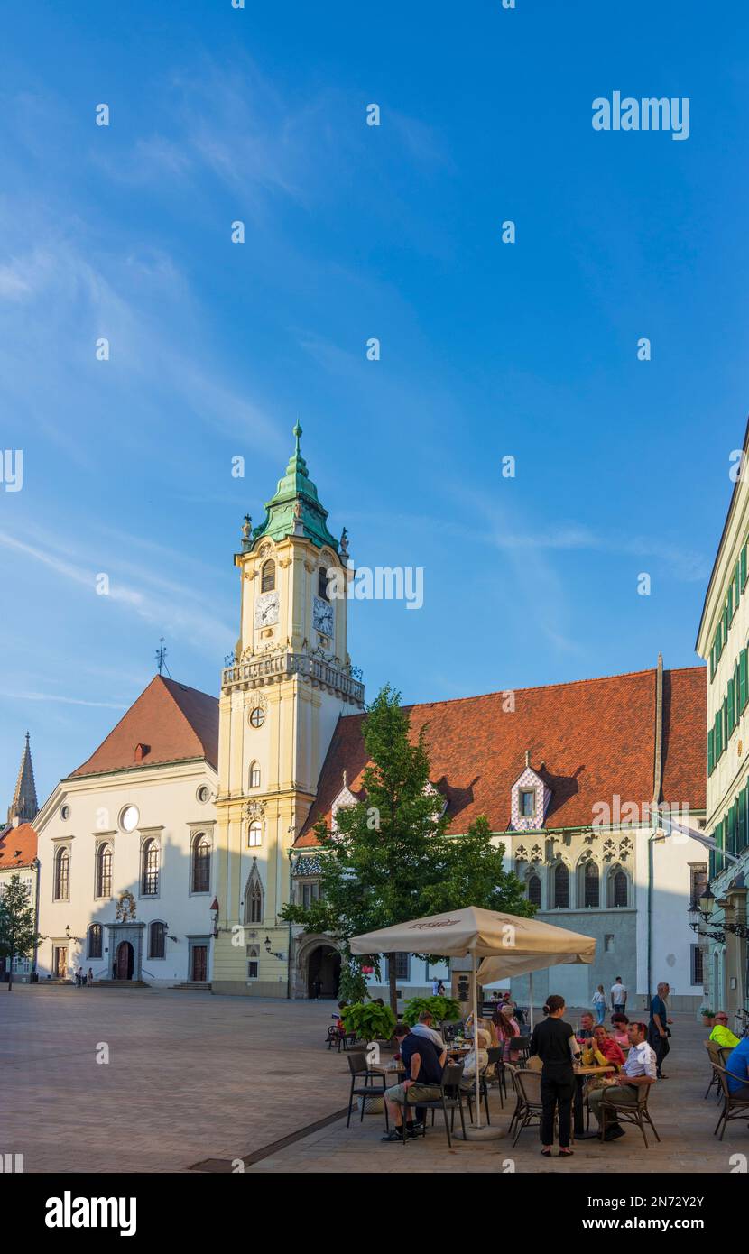 Bratislava (Pressburg), Vecchio Municipio (sta radnica), piazza principale, ristorante all'aperto in Slovacchia Foto Stock