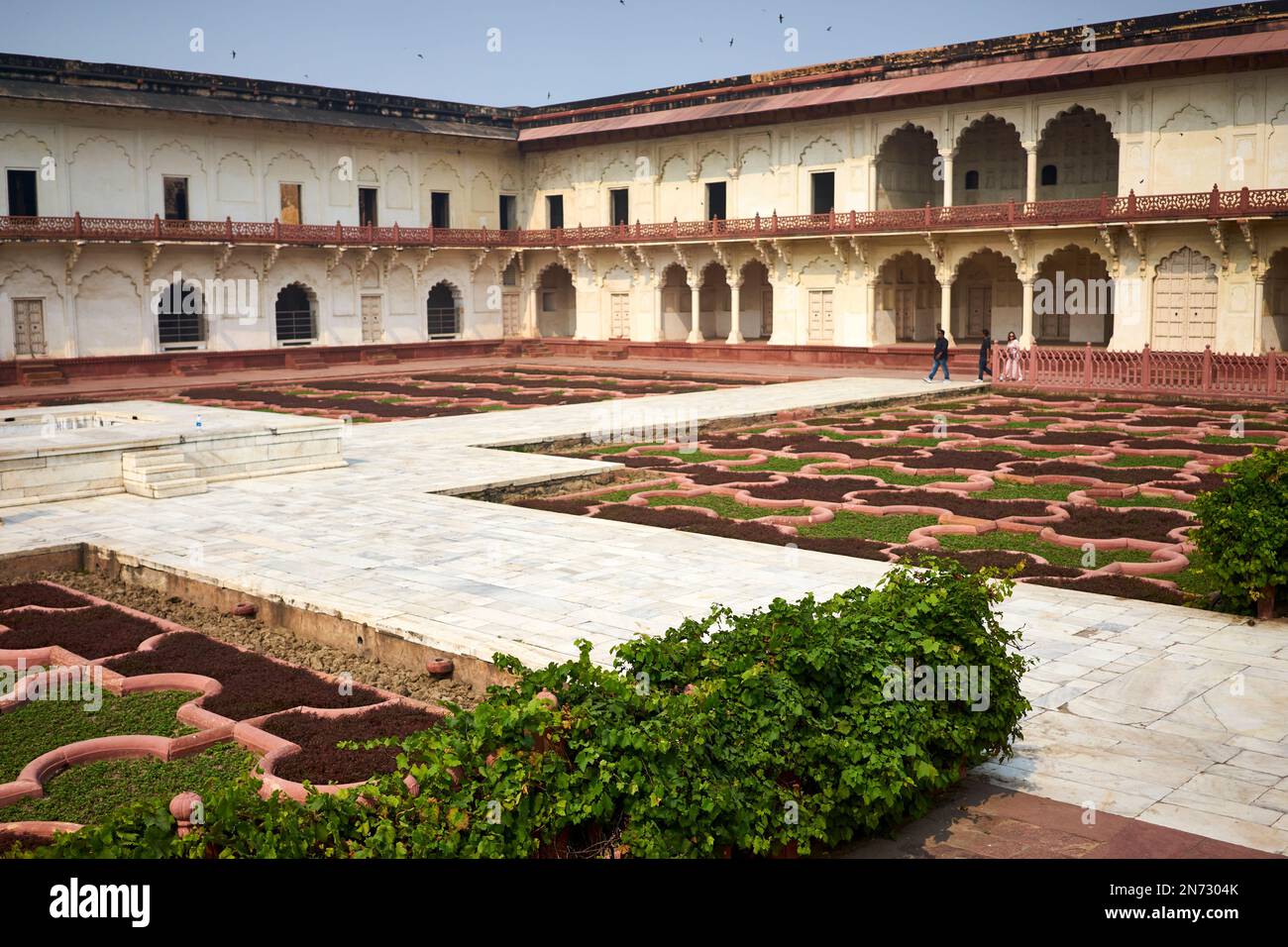 Visitatori che camminano attraverso il giardino ornamentale del cortile interno dell'Agra Fort, India Foto Stock