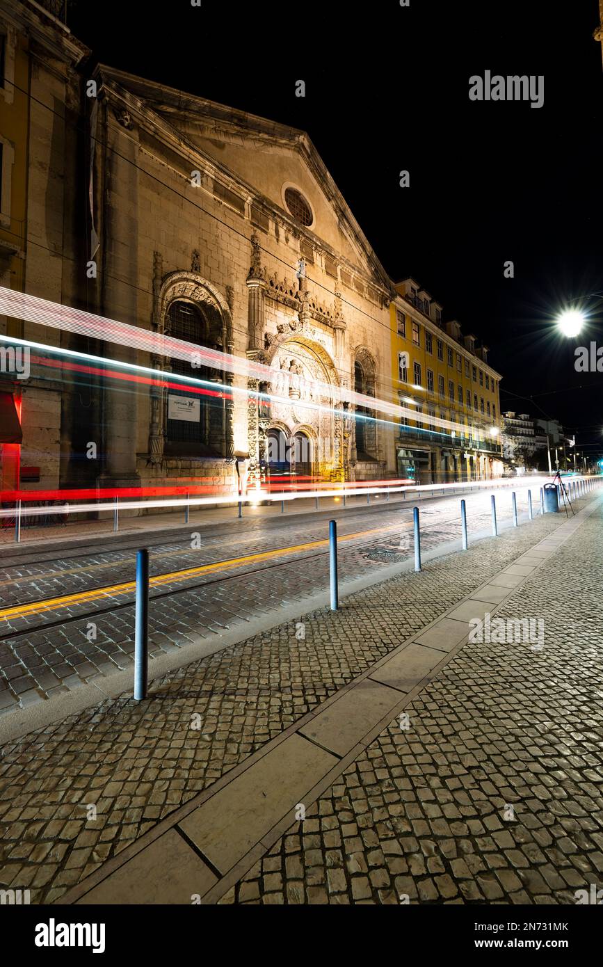 Una foto a lunga esposizione del traffico notturno di Lisbona di fronte alla chiesa Nossa Senhora da Conceição Velha Foto Stock