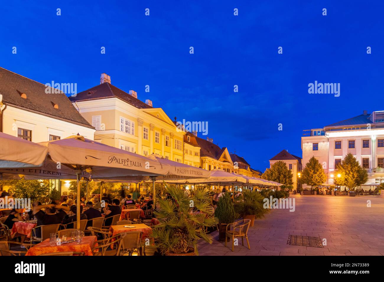 Györ (Raab), Piazza Szechenyi, ristorante a Györ-Moson-Sopron, Ungheria Foto Stock