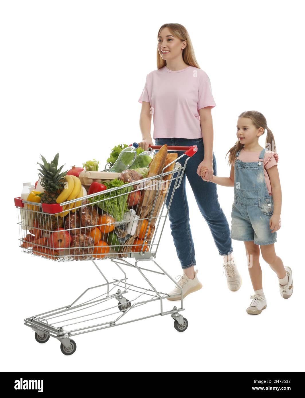 Madre e figlia con carrello pieno su sfondo bianco Foto Stock