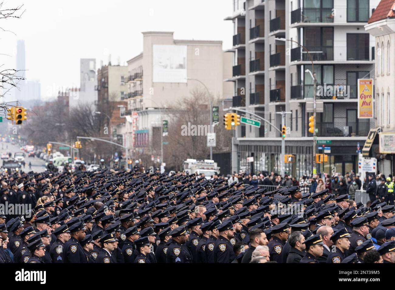 New York, New York, Stati Uniti. 9th Feb, 2023. Atmosfera durante i funerali di Adeed Fayaz, ufficiale della polizia, al Makki Masjid Muslim Community Center di Brooklyn. PO Fayaz è stato ucciso in una rapina botched mentre tentava di comprare una macchina, era fuori servizio al momento. (Credit Image: © Lev Radin/Pacific Press via ZUMA Press Wire) SOLO PER USO EDITORIALE! Non per USO commerciale! Foto Stock