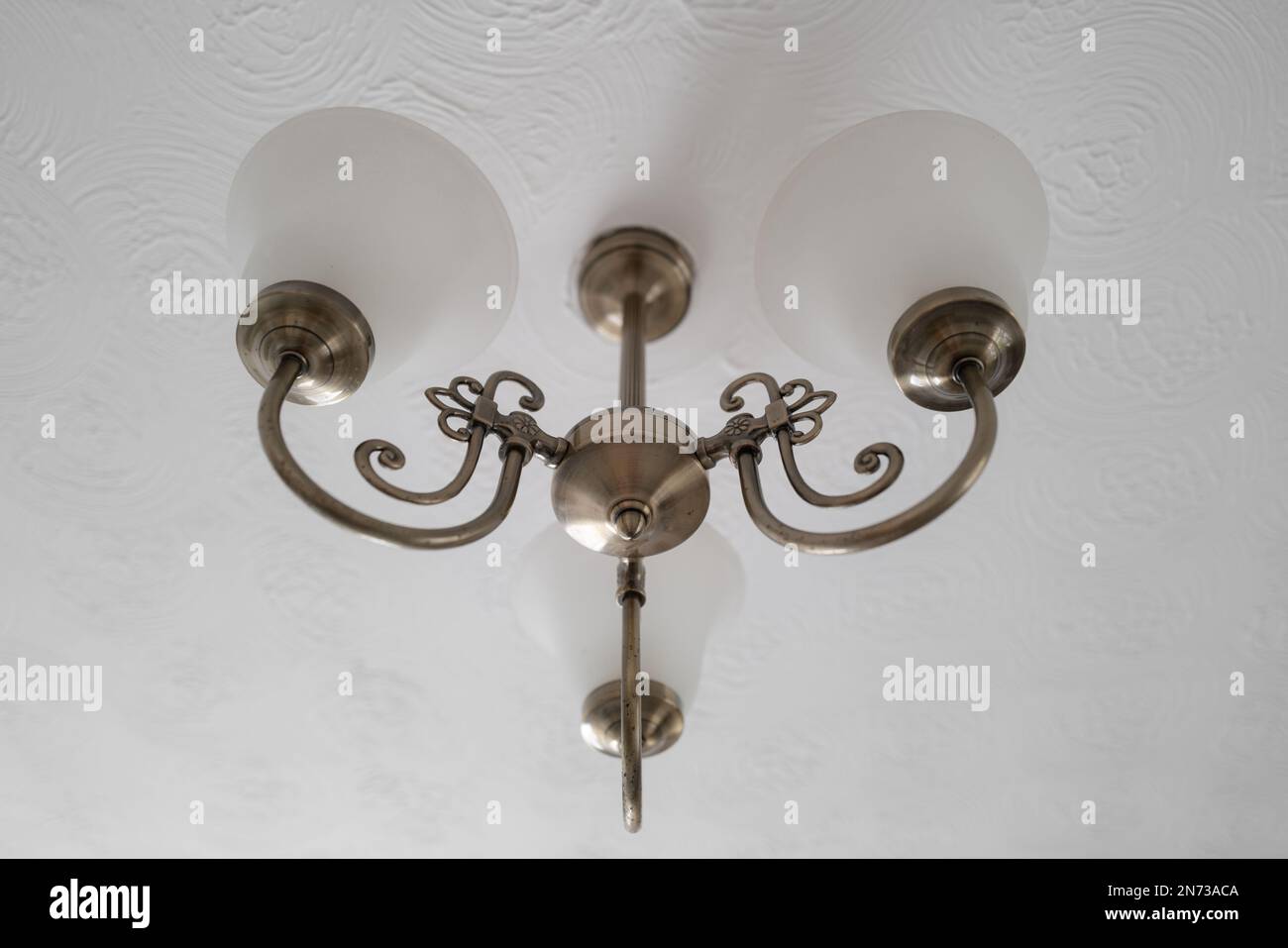Lampade da soffitto vintage recentemente installate situate in una casa-spettacolo. Foto Stock