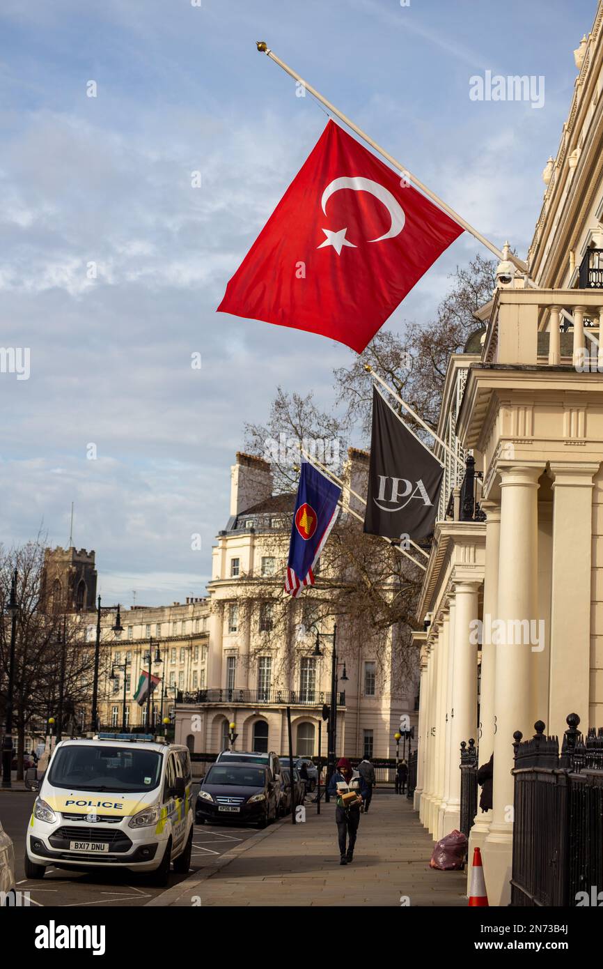 Londra, Regno Unito – 10 febbraio 2023: Il mezzo albero della bandiera turca presso l’Ambasciata turca a Belgrave Square. Molte bandiere diverse stanno volando in alto sui quattro lati di Belgrave Square: La bandiera turca è stata issata a mezza asta. Il 6th febbraio 2023, un terremoto con molteplici scosse di assestamento ha colpito la Turchia meridionale e centrale, e la Siria settentrionale e occidentale. Erdogan ha dichiarato un lutto nazionale di sette giorni in Turchia per i quakes mortali. Finora sono morte più di 23.000 persone sia in Turchia che in Siria. Credit: Sinai Noor/Alamy Live News Foto Stock