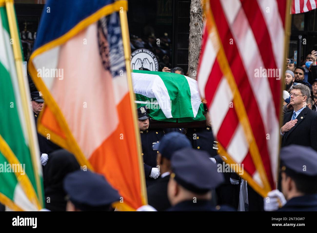 New York, New York, Stati Uniti. 9th Feb, 2023. Casket dell'ufficiale di polizia del NYPD Adeed Fayaz è trasportato al funerale al Makki Masjid Muslim Community Center di Brooklyn. PO Fayaz è stato ucciso in una rapina botched mentre tentava di comprare una macchina, era fuori servizio al momento. (Credit Image: © Lev Radin/Pacific Press via ZUMA Press Wire) SOLO PER USO EDITORIALE! Non per USO commerciale! Foto Stock